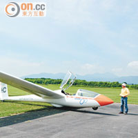 滑翔機機翼超長，目的是要靠氣流滑翔，每下降1米約可滑翔50米。