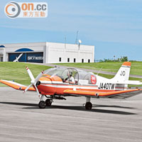 用來拖行滑翔機的是SF28A型飛機，可載客並關上引擎滑翔。