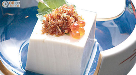 XO醬凍豆腐 $80（e）<br>來自日本的豆腐特別滑溜，灒上秘製醬汁，再綴以自家製三文魚鬆XO醬，口感豐富。