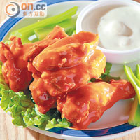 Classic Buffalo Wings $70/6隻<br>濃稠水牛城汁包圍着香脆雞翼，酸中帶辛，與西芹同樣蘸上濃鹹Blue Cheese醬至夠風味。