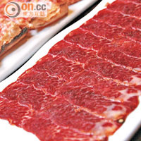 Lomito Iberico $130（前）<br>Pa Amb Tomaquet $55（後）<br>唔少Bloggers話肉味淡，事實又真係幾淡，反而香脆麵包茄味鮮香，仲好味！