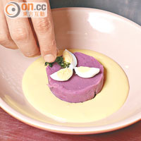 將圓形薯蓉置於醬汁中央，加入鵪鶉蛋、紫蘇葉作裝飾，便成。