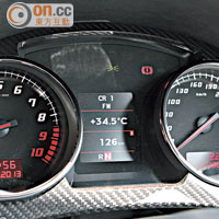 立體化雙圓錶板加有碳纖修飾，中央還有屏幕顯示行車資訊。
