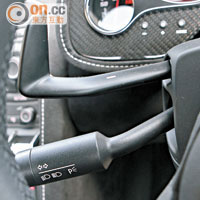 駕駛者可借助軚盤撥片，介入六前速E-Gear波箱轉檔動作。