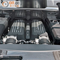 能輸出560hp馬力的5.2公升V10引擎，周邊加有碳纖製框架。