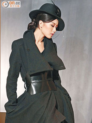 Ann Demeulemeester<BR>黑色coatdress　$4,699、黑色皮obi　$6,999、長boots　showpiece、帽 $8,899