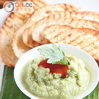 Edamame Hummus $40<BR>兼具日本與美式風味的佐酒小食，選用蘊含豐富蛋白質的日本毛豆磨成豆蓉，帶有濃郁清新的豆香，添加甜辣醬滋味倍增。