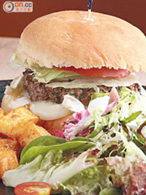 Aberdeen Burger $188<BR>漢堡是用新西蘭牛肉、洋葱和各種香料混成，配新鮮番茄和羊奶芝士，材料豐富，加上鬆軟的麵包，口感一流。