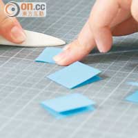 DIY步驟<br>把紙張分成若干份作為書仔內頁，然後對摺，以骨刀壓平摺位。