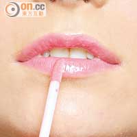 以粉紅色唇膏塑造粉嫩櫻唇，並於唇面塗抹淡粉紅唇彩，提升晶瑩感。