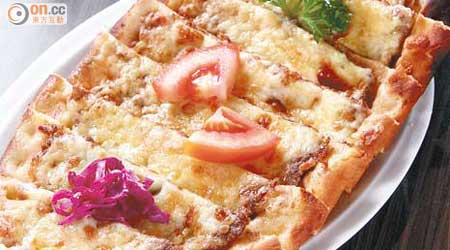 Pide with Minced Lamb and Cheese $125<br>Pide常被稱作Turkish Pizza，分別在於不下任何茄醬，羊肉Juicy不羶，帶清新草香，配以薄脆餅底十分夾。