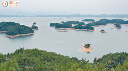 要登上梅峰島的觀望台，首先要勞其筋骨，花約半小時爬上山頂。