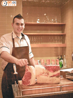 吃熟成牛扒的第一個印象是廚師扮「屠夫」，把客人所選的分量切下來。