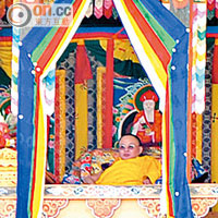 不丹居民及遊客可以自由出席Tsechu，但國家宗教領袖就必須坐足3日見證整個儀式。