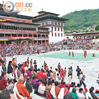 Thimphu Tsechu以前是在Dzong內舉行的，後來因為觀眾太多才移至Dzong後的大廣場舉行。