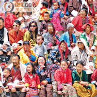 身穿傳統服裝的不丹家庭，本身就是很好的拍攝對象。