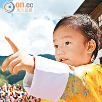Tsechu是不丹人的合家歡活動，孩子們更是看得投入。