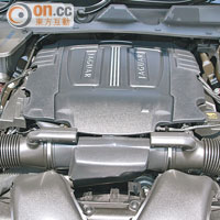 建構於自然吸氣布局的5公升V8引擎，輸出馬力達385ps。