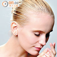 Face Treatment Oil  按摩法<BR>先將1~2滴護膚油滴在手掌上，微微搓熱，然後放近鼻邊，讓肌膚和身體適應護膚油的味道，能起放鬆及紓緩作用。