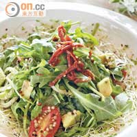 Mixed Quinoa Ensalada $138<br>大熱藜麥當主角，沙律配料尚有牛油果、芝麻、番茄乾、青瓜、Feta Cheese、橄欖等等，無麩質兼容易消化。