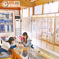 嘉會博物館內提供免費綠茶，置身在掛滿字畫的韓屋內品茶，感覺悠閒。