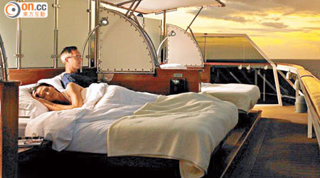 世界號上特設特色峇里床，讓你躺着看海景。