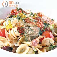 Orecchiete with Oysters $290（b）<br>靈感源自蜆肉炒意粉，不過這款蠔肉意粉，味道更豐富，加了自家油浸番茄、自家製脆煙肉和露筍片，配貓耳朵，爽彈又香口。