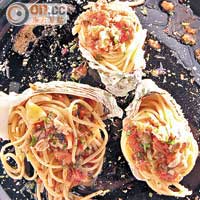 Oyster Linguine $248（a）（需預訂）<br>以蠔殼作盛器很有心思，以時令法國生蠔配意大利牛心番茄、蒜、香檳、乾辣椒等炮製而成，意粉做到Al Dente，味道夾得很！