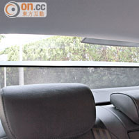 後排玻璃配備的是電動簾，關上可提高車內私隱。