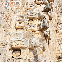 雨神Chac的雕刻通常見於建築的邊緣，一層層排列至頂部。