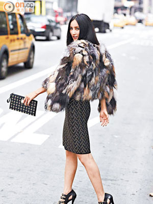 Fur coat　$12,900<br>黑金studded dress　未定價<br>黑色 clutch　$1,300