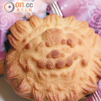 慶祝「萬年季」而製作的火獅餅，餡料主要為蓮子，每盒NT$250（約HK$66）。