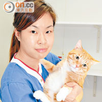 YoYo畢業後在Pets Central獸醫診所工作，坦言繁忙的診所工作讓她更有動力增進更多動物護理知識。