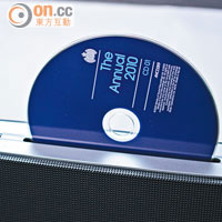 CD碟盤設於機頂，支援透過USB直讀MP3、WMA音樂檔。