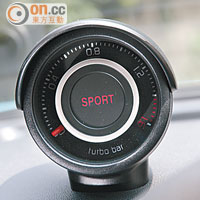 中控台旁的小圓錶具備多種功能，顯示Turbo壓力正是其一。