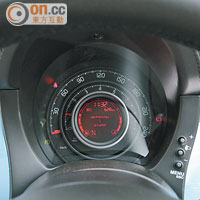 黑色單一圓錶，盡把車速、引擎轉速和波檔顯示在駕駛者眼前。