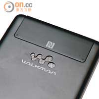 NWZ-F880機背除設有Walkman Logo外，機頂還內置NFC功能。
