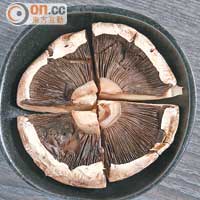 澳洲有機大啡菇 $36<br>平時BBQ一定會灑一大堆蒜頭在啡菇面頭，其實不放任何調味更能吃到啡菇鮮味。