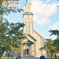 特羅姆瑟是挪威最多舊木屋建築的地方，市中心的Tromso Cathedral是挪威唯一的木造教堂。