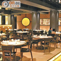 餐廳採用了中式劇院為設計靈感，中央的用餐區令人猶如置身舞台。