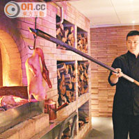 廚房設有2米深的火爐，並採用棗木炭火烤製。