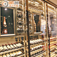 酒櫃除陳列自家品牌香檳，還有過百款紅白美酒，總數過1,500支。
