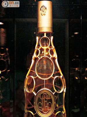 Cristal Jeroboam 2002年限量版<BR>全球量產400瓶，與設計大師Philippe di Meo合作設計的3公升限量版，樽身環瓶金飾以24K黃金人手打造4天而成，今年5月在摩納哥大獎賽上展出後，全球首先發售200瓶，矜貴獨特。