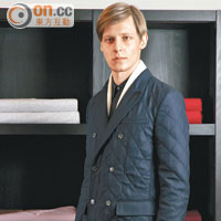 深藍色Quilted Wool Jacket $14,900、白色Cashmere Scarf $1,800、黑色Wool Mohair Pants $4,600