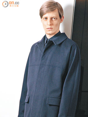 深藍色Wool Cashmere Coat $16,900、深藍色Wool Mohair Pants $4,600