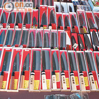 市集裏很多賣刀攤檔，原來高知出產的刀甚是著名。