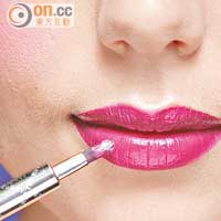 IV /以唇掃均勻地搽上唇膏，有助撫平唇紋，提高着色度。