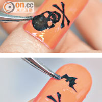 Step 2 貼上骷髏和蝙蝠的指甲貼紙，輕輕撫平，照燈約30秒便可。