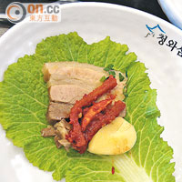以菜葉包裹五花肉、泡菜、蒜片一起吃，就是韓式「褓一」的特色。