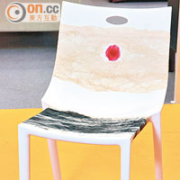 椅紙<BR>鍾情水墨創作的靳埭強，將椅、紙、水湊合成一件作品，別具意境。